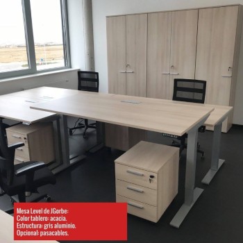 Mesa oficina elevable Level de JGorbe color acacia gris aluminio