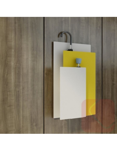 Paragüero Sou de Systemtronic, diseño en acero pintado con recogida de agua y opción de montaje mural o de pie. Paragüero Sou de Systemtronic, diseño en acero pintado con recogida de agua y opción de montaje mural o de pie.