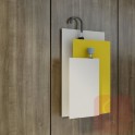 Paragüero Sou de Systemtronic, diseño en acero pintado con recogida de agua y opción de montaje mural o de pie.
