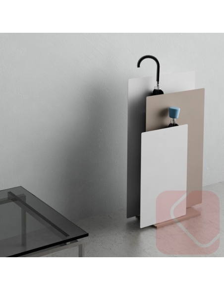 Paragüero Sou de Systemtronic, diseño en acero pintado con recogida de agua y opción de montaje mural o de pie.