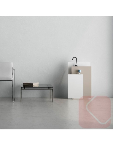 Paragüero Sou de Systemtronic, diseño en acero pintado con recogida de agua y opción de montaje mural o de pie. Paragüero Sou de Systemtronic, diseño en acero pintado con recogida de agua y opción de montaje mural o de pie.