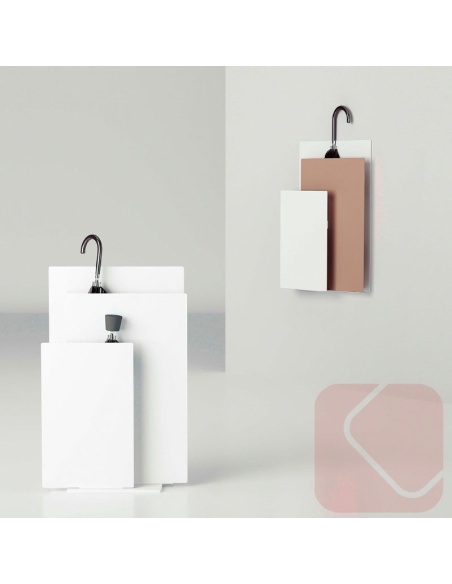 Paragüero Sou de Systemtronic, diseño en acero pintado con recogida de agua y opción de montaje mural o de pie. Paragüero Sou de Systemtronic, diseño en acero pintado con recogida de agua y opción de montaje mural o de pie.