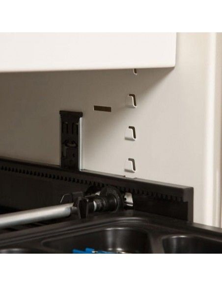 Detalle bastidor telescópico para armario oficina metálico persiana vertical de Gapsa color  Detalle bastidor telescópico para armario oficina metálico persiana vertical de Gapsa color