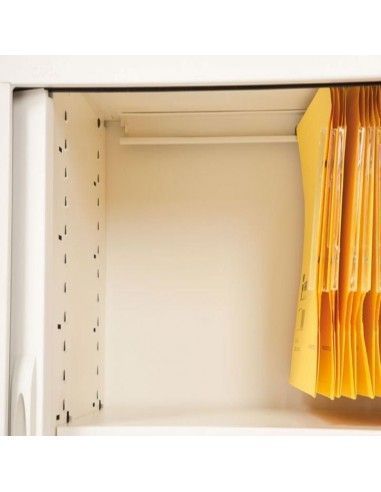 Detalle carpetas colgantes para armario oficina metálico persiana vertical de Gapsa color blanco Detalle carpetas colgantes para armario oficina metálico persiana vertical de Gapsa color blanco