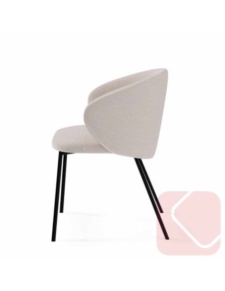 Silla de diseño modelo Mérida de Somcasa, Tapizada con base metálica en negro.
