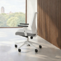 Silla de oficina Tirana blanca y gris con respaldo de malla transpirable | Laoficinaonline