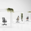 Silla ergonómica Oyana con respaldo de malla y cabezal | Laoficinaonline