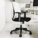Silla ergonómica Oyana con respaldo de malla y cabezal | Laoficinaonline