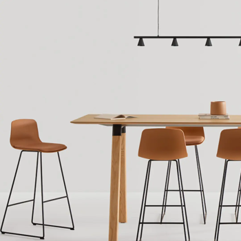 Taburete alto Varya con base trineo para oficina y coworking  | Laoficinaonline