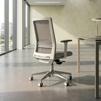 Silla ergonómica XXL en color blanco/gris. Normativa UNE EN 1335.