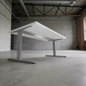 Mesa de oficina Euro 4000 con estructura metálica | Laoficinaonline