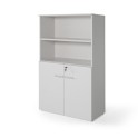 Armario oficina de madera con puertas bajas, cerradura y estantes de JGorbe en color gris claro