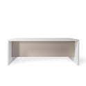 Mesa despacho blanca serie G3 de JGorbe con faldón color arena
