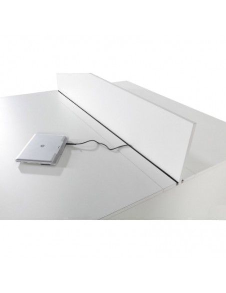 Mesa oficina multipuesto con separador de JGorbe en color blanco Mesa oficina multipuesto con separador de JGorbe en color blanco