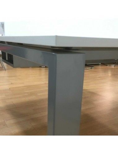 Detalle estructura metálica mesa oficina multipuesto Pórtico de JGorbe en blanco