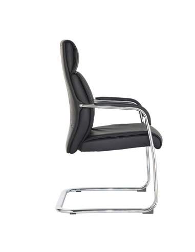 Silla confidente con brazos modelo Moscú. Base tipo patín. Con brazos tapizados. Tapizado en ecopiel negra.