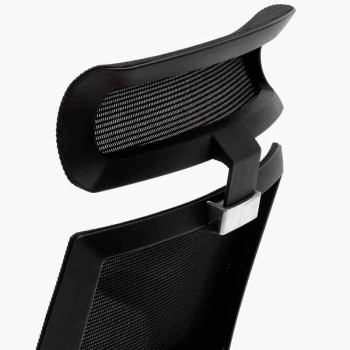 Silla de dirección resistente, con respaldo en malla negra reforzada. Con soporte lumbar, cabezal regulable y brazos regulables.