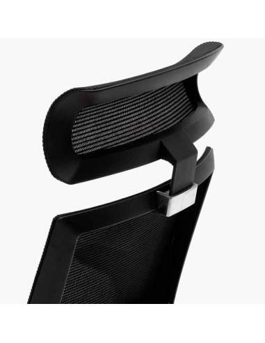 Silla de dirección resistente, con respaldo en malla negra reforzada. Con soporte lumbar, cabezal regulable y brazos regulables. Silla de dirección resistente, con respaldo en malla negra reforzada. Con soporte lumbar, cabezal regulable y brazos regulables.