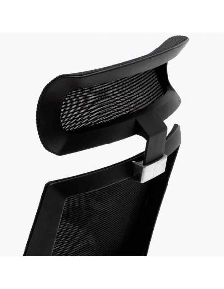 Silla de dirección resistente, con respaldo en malla negra reforzada. Con soporte lumbar, cabezal regulable y brazos regulables. Silla de dirección resistente, con respaldo en malla negra reforzada. Con soporte lumbar, cabezal regulable y brazos regulables.