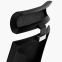 Silla de dirección resistente, con respaldo en malla negra reforzada. Con soporte lumbar, cabezal regulable y brazos regulables.