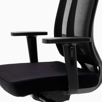 Sillón dirección negro ultra resistente con cabezal regulable y soporte lumbar.