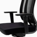 Sillón dirección negro ultra resistente con cabezal regulable y soporte lumbar.