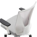 Silla oficina gris, con carcasa blanca, mecanismo contacto permanente autoregulable, brazos regulables en altura.