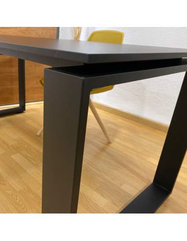 Estructura de mesa despacho Marc de AIC en negro