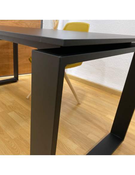 Estructura de mesa despacho Marc de AIC en negro