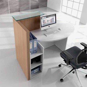 Mostrador de recepción compacto, modelo Ovo. Con repisa de cristal, mesa, y puesto de trabajo.