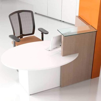Mesa mostrador modelo Ovo. Con mesa adaptada para atención al cliente. Repisa de cristal. Armario incorporado.