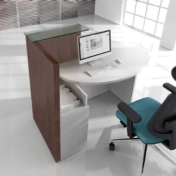 Mostrador de recepción compacto, modelo Ovo. Con mesa de atención y puesto de trabajo. Armario integrado.
