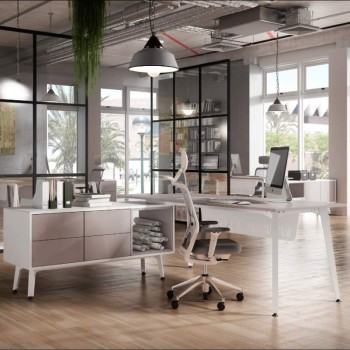 Mesa Organova con faldón metálico blanco y mueble auxiliar con módulo hueco y 2 módulos de 2 cajones