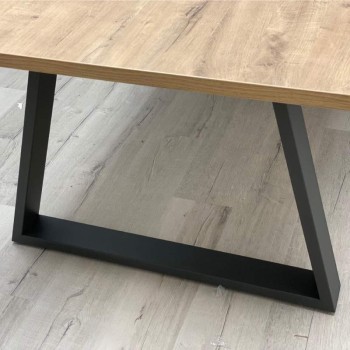 detalle pata con forma piramidal de mesa de diseño