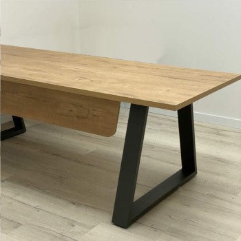 Mesa despacho Piramid con faldón en color roble nuez forma piramidal
