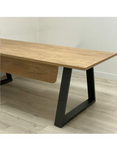 Mesa despacho Piramid con faldón en color roble nuez forma piramidal