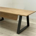 Mesa despacho Piramid con faldón en color roble nuez forma piramidal