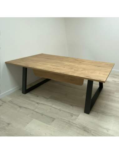 Mesa despacho Piramid con faldón en color roble nuez y patas forma piramidal