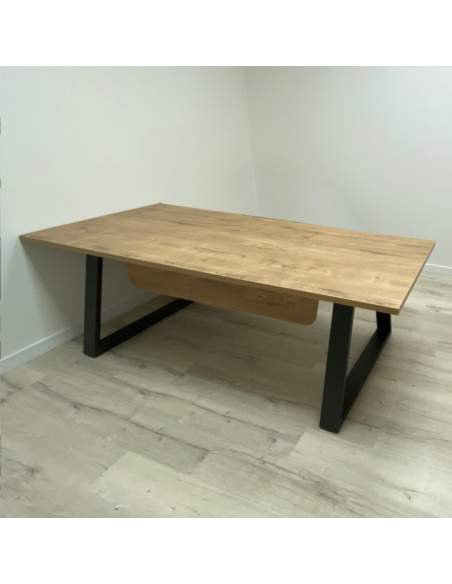 Mesa despacho Piramid con faldón en color roble nuez y patas forma piramidal