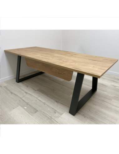 Mesa despacho Piramid con faldón en color roble nuez y estructura antracita