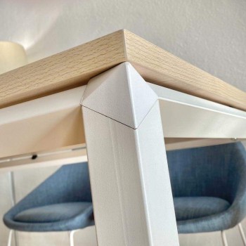 Detalle elemento decorativo en blanco en la estructura metálica de la mesa escritorio Metrik de Kesta