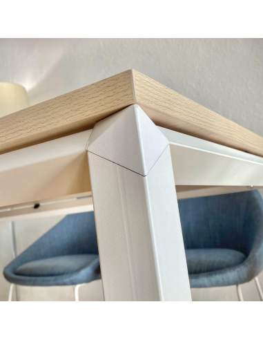 Detalle elemento decorativo en blanco en la estructura metálica de la mesa escritorio Metrik de Kesta Detalle elemento decorativo en blanco en la estructura metálica de la mesa escritorio Metrik de Kesta