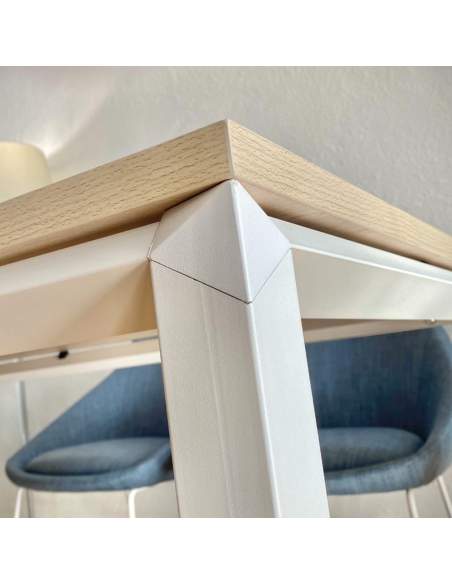 Detalle elemento decorativo en blanco en la estructura metálica de la mesa escritorio Metrik de Kesta Detalle elemento decorativo en blanco en la estructura metálica de la mesa escritorio Metrik de Kesta