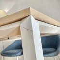 Detalle elemento decorativo en blanco en la estructura metálica de la mesa escritorio Metrik de Kesta