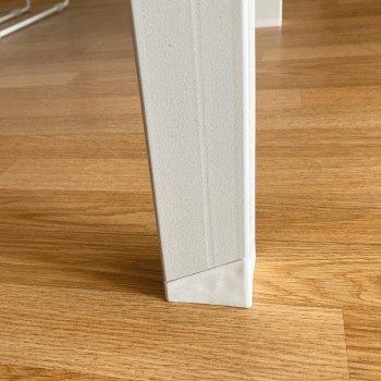 Detalle elemento decorativo en blanco en la estructura metálica de la mesa escritorio Metrik de Kesta