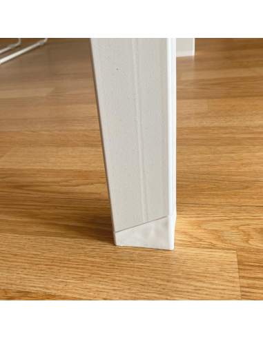 Detalle elemento decorativo en blanco en la estructura metálica de la mesa escritorio Metrik de Kesta Detalle elemento decorativo en blanco en la estructura metálica de la mesa escritorio Metrik de Kesta