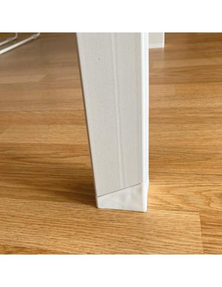 Detalle elemento decorativo en blanco en la estructura metálica de la mesa escritorio Metrik de Kesta Detalle elemento decorativo en blanco en la estructura metálica de la mesa escritorio Metrik de Kesta