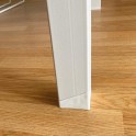 Detalle elemento decorativo en blanco en la estructura metálica de la mesa escritorio Metrik de Kesta
