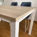 Detalle mesa estructura Metrik con estructura metálica blanca con motivo decorativo en la parte superior.