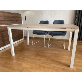 Mesa escritorio Metrik de Kesta con tablero en haya y estructura en blanco.